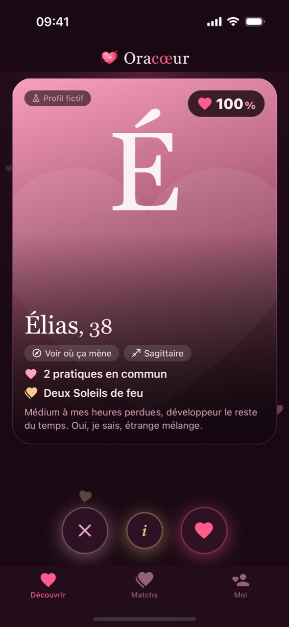 L'écran Découvrir : la carte d'Élias, 38 ans, profil fictif, avec son score d'affinité dans un cœur, deux points communs et les boutons pour passer ou aimer.