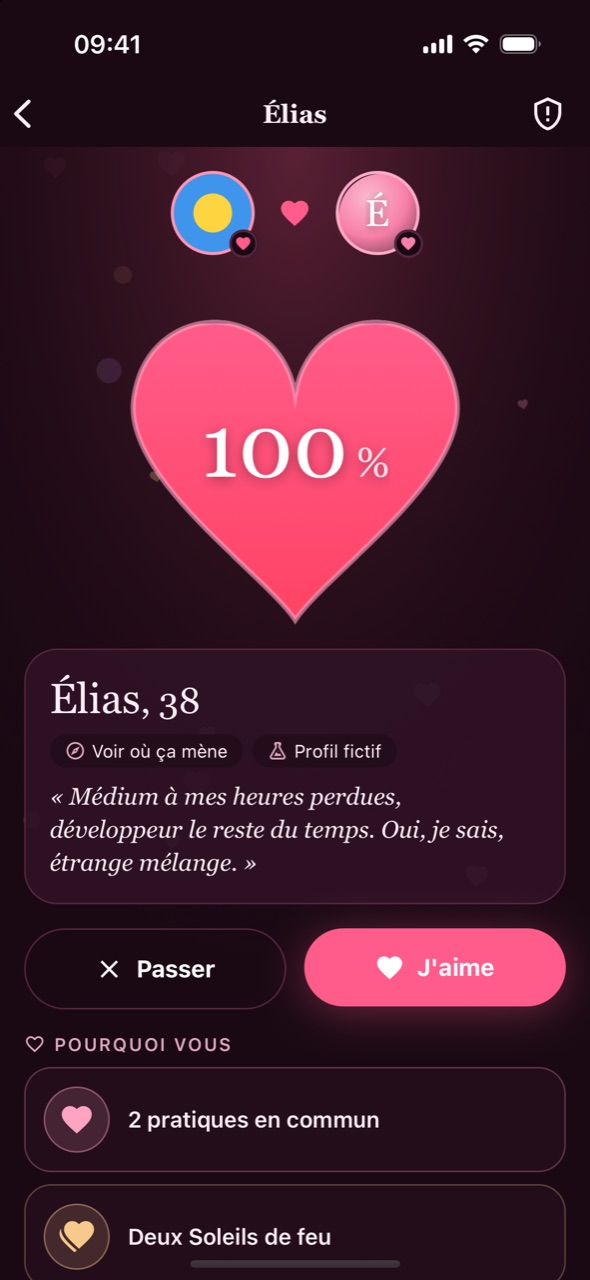 Le profil d'Élias, fictif : un grand cœur affiche votre affinité, puis sa bio et les raisons qui vous rapprochent.